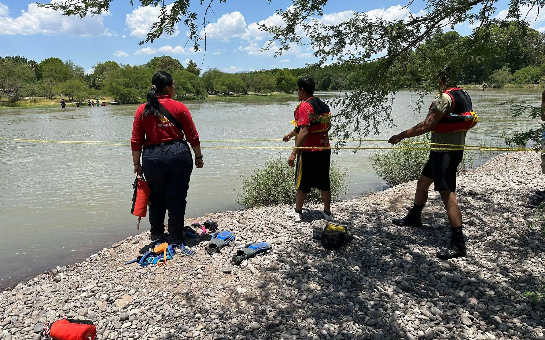 Continúa búsqueda de joven que le salvó la vida a su amiga en el río Nazas